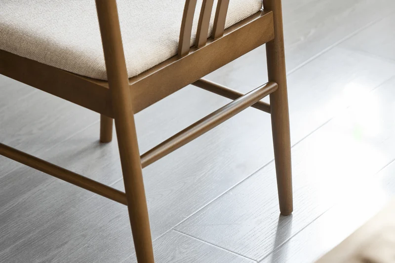 Lizzie Esszimmerstuhl aus geräucherter Buche mit gepolstertem Sitz in Beige