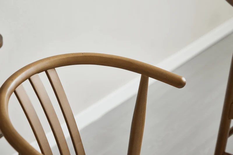 Lizzie Esszimmerstuhl aus geräucherter Buche mit gepolstertem Sitz in Beige