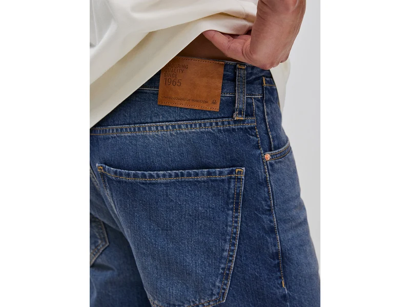 Locker sitzende, stonewashed Jeans