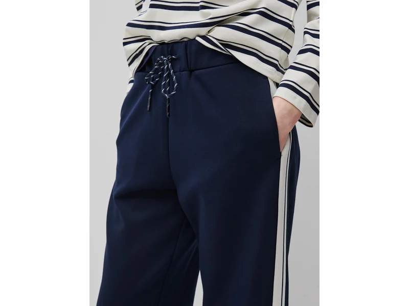 Hose mit gestreiften Seitenstreifen