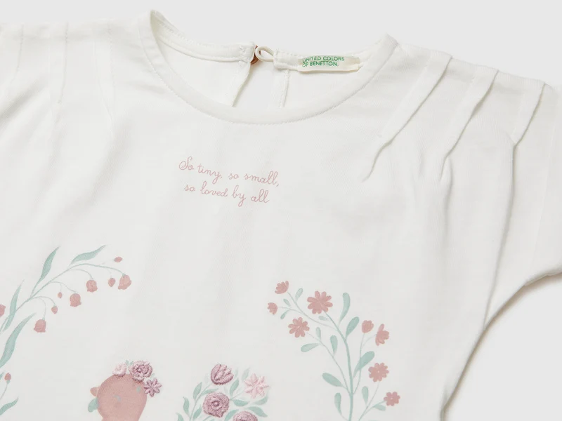 T-Shirt mit Aufdruck und Stickerei