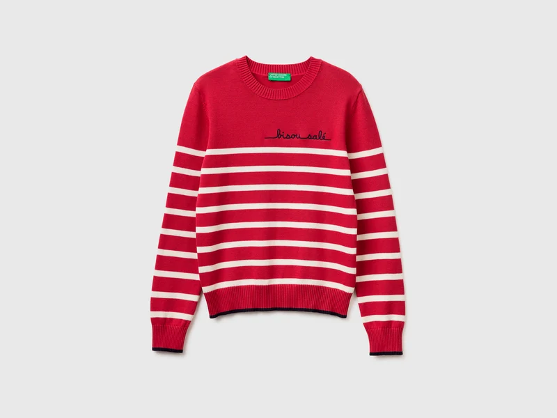 Gestreifter Pullover mit gestickter Schrift