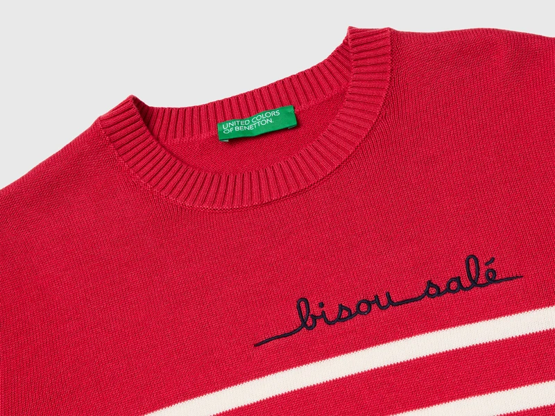 Gestreifter Pullover mit gestickter Schrift