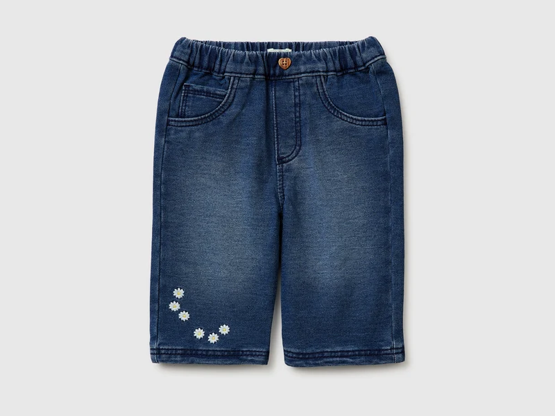 Jeans mit Blumenstickerei