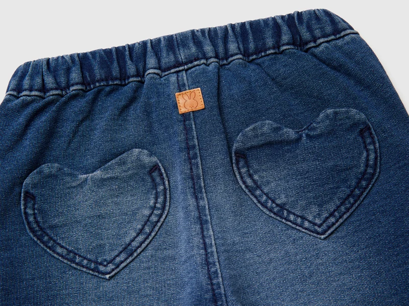 Jeans mit Blumenstickerei