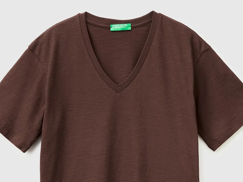 Leichtes Baumwoll-T-Shirt mit V-Ausschnitt