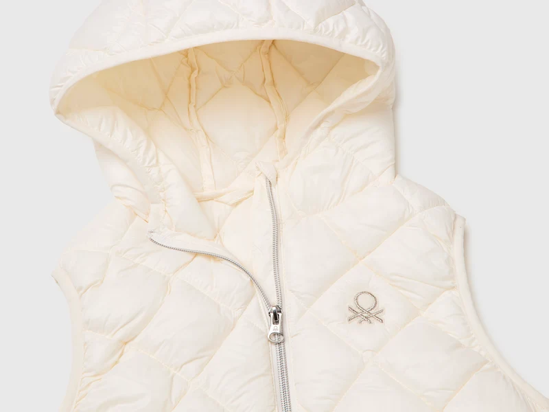 Ärmellose Daunenjacke mit Kapuze