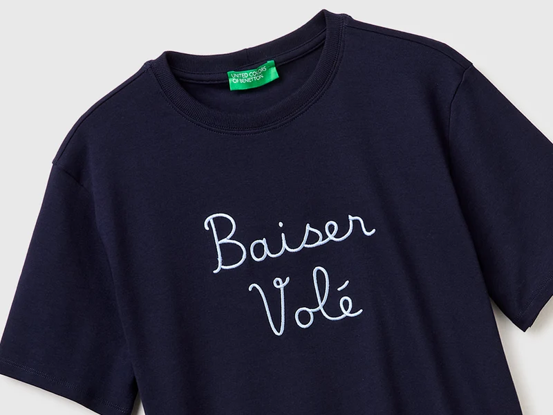 T-Shirt mit gestickter Schrift