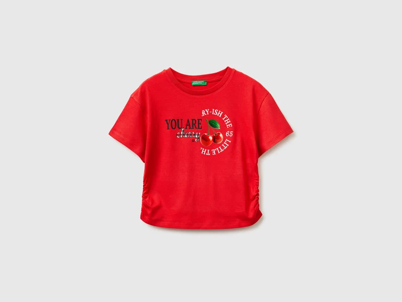T-Shirt an den Hüften gerafft