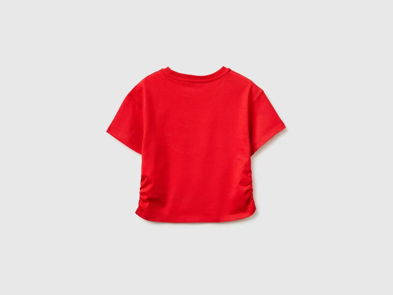 T-Shirt an den Hüften gerafft