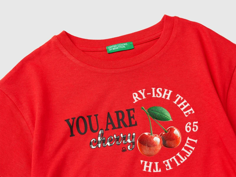 T-Shirt an den Hüften gerafft