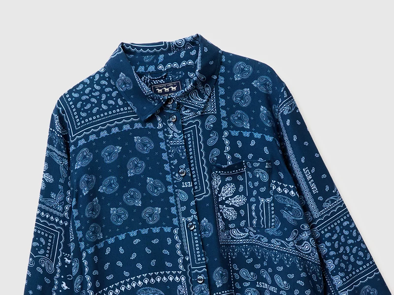 Hemd mit Bandana-Print und Knoten