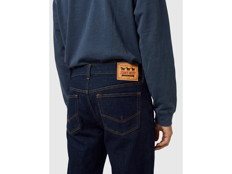 Jeans in regulärer Passform, gewaschen