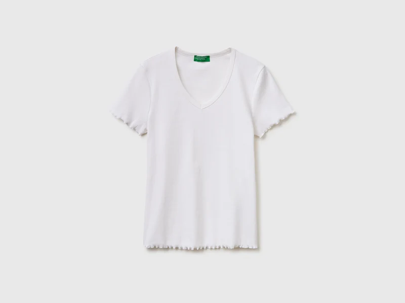 Geripptes T-Shirt mit V-Ausschnitt