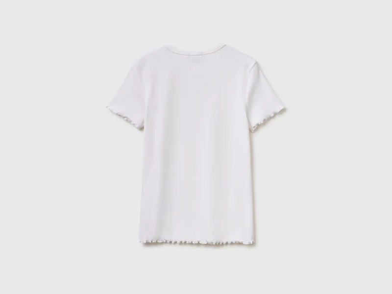 Geripptes T-Shirt mit V-Ausschnitt