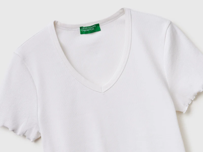 Geripptes T-Shirt mit V-Ausschnitt