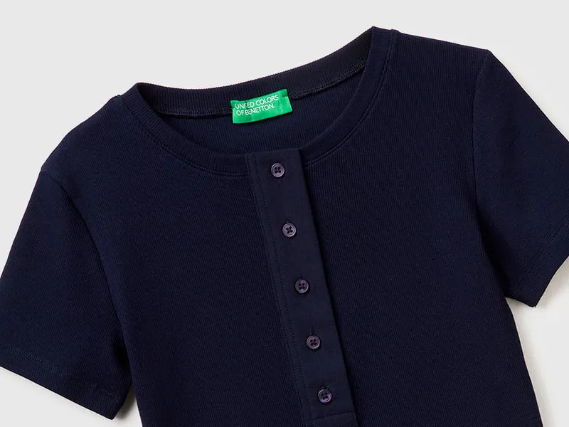 Geripptes Henley-T-Shirt