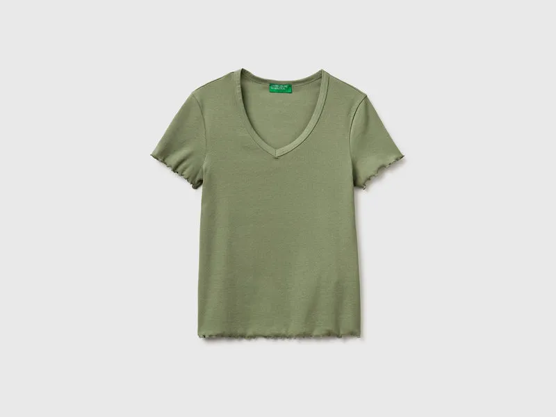 Geripptes T-Shirt mit V-Ausschnitt