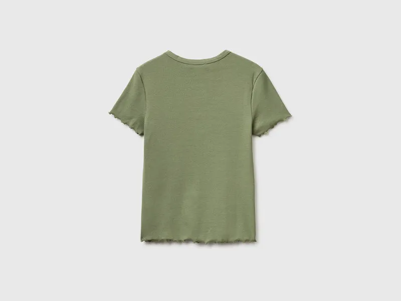 Geripptes T-Shirt mit V-Ausschnitt