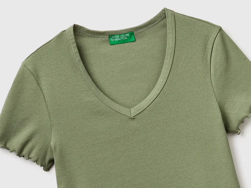 Geripptes T-Shirt mit V-Ausschnitt