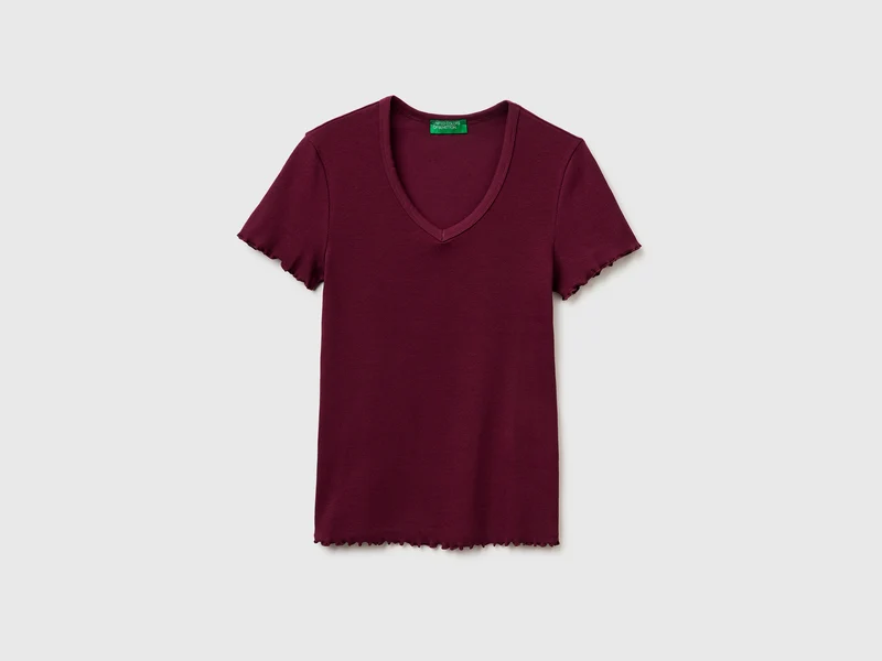 Geripptes T-Shirt mit V-Ausschnitt