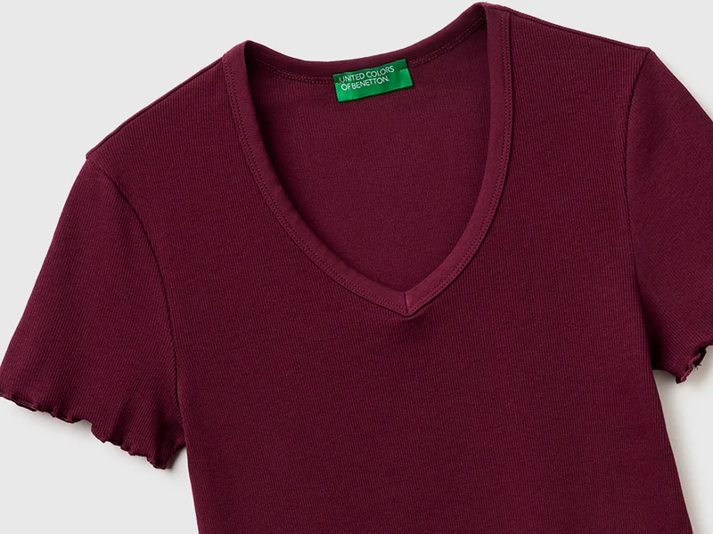 Geripptes T-Shirt mit V-Ausschnitt