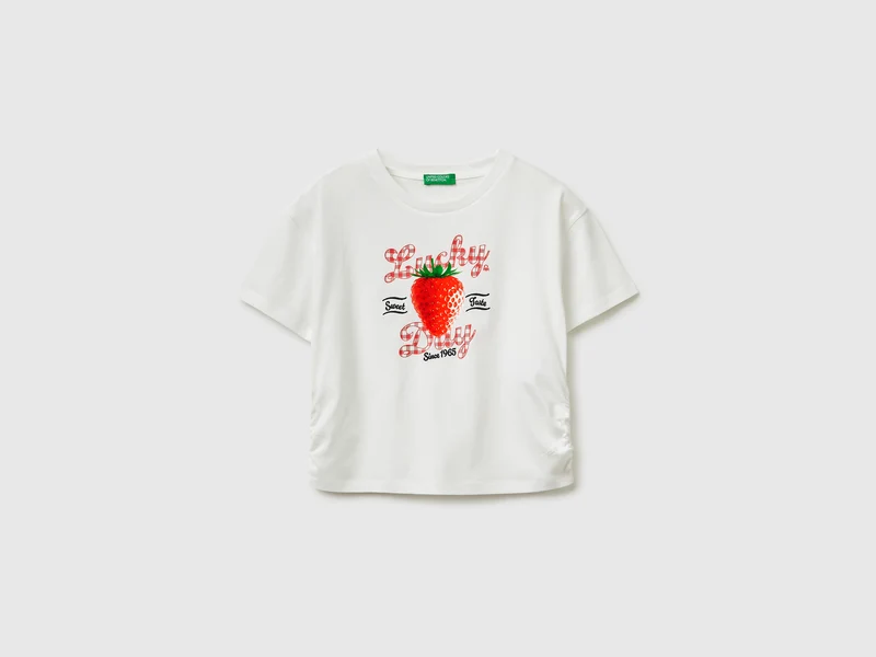T-Shirt an den Hüften gerafft