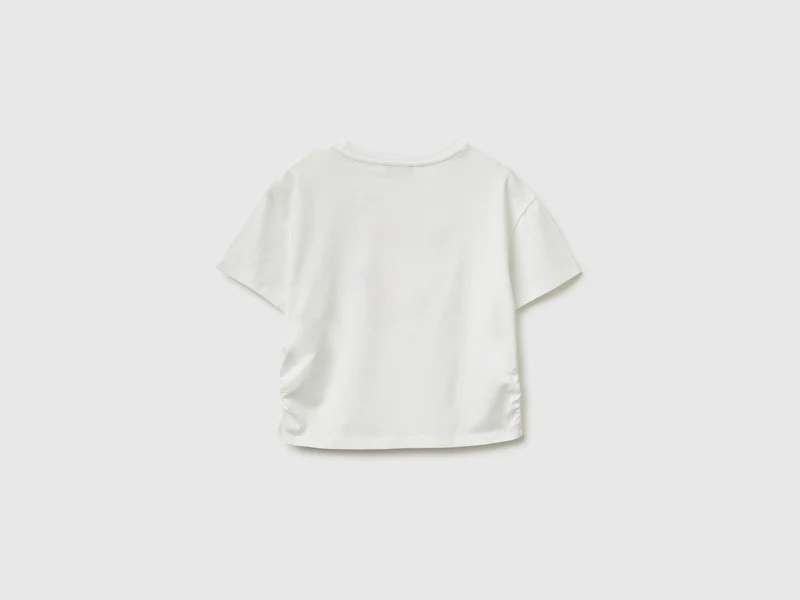 T-Shirt an den Hüften gerafft