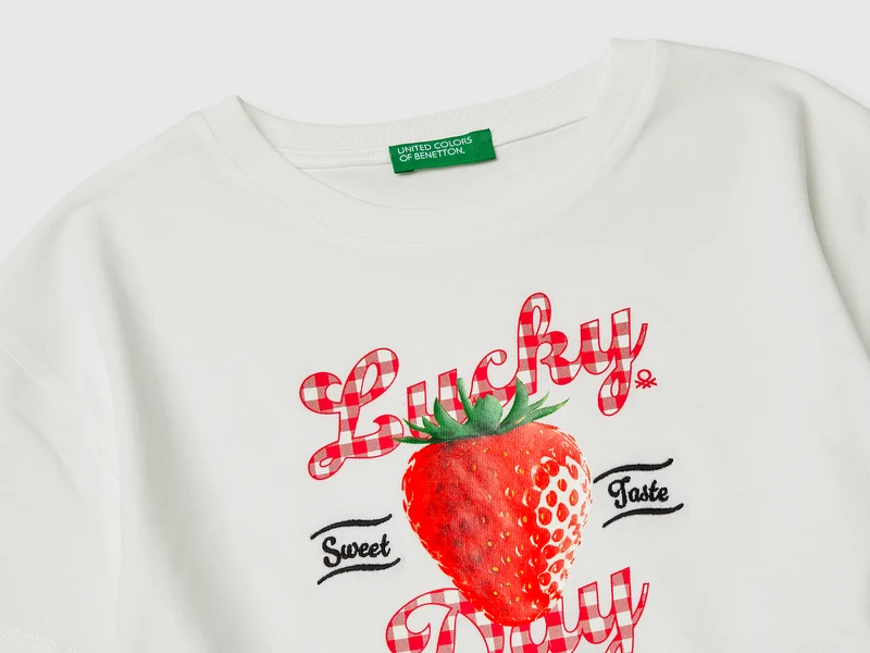 T-Shirt an den Hüften gerafft