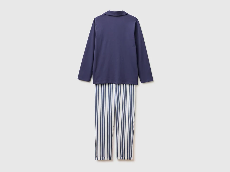Pyjama mit gestreiften Hosen