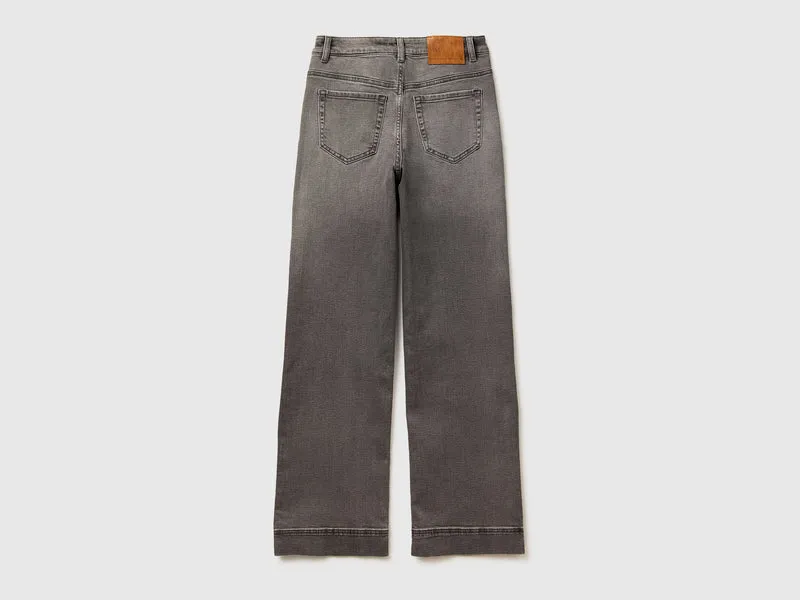 Schlagjeans aus recycelter Baumwolle