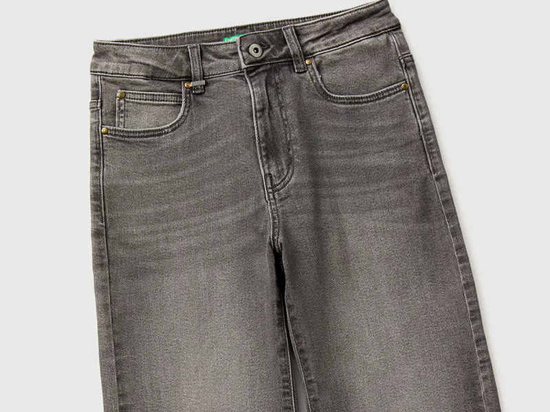 Schlagjeans aus recycelter Baumwolle