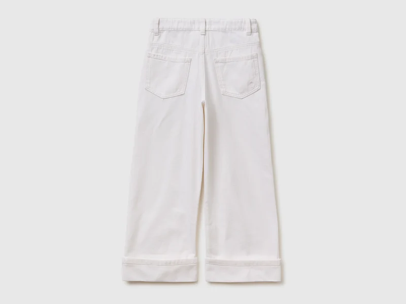 Weit geschnittene Hose mit Umschlägen