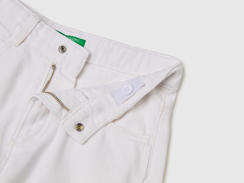 Weit geschnittene Hose mit Umschlägen