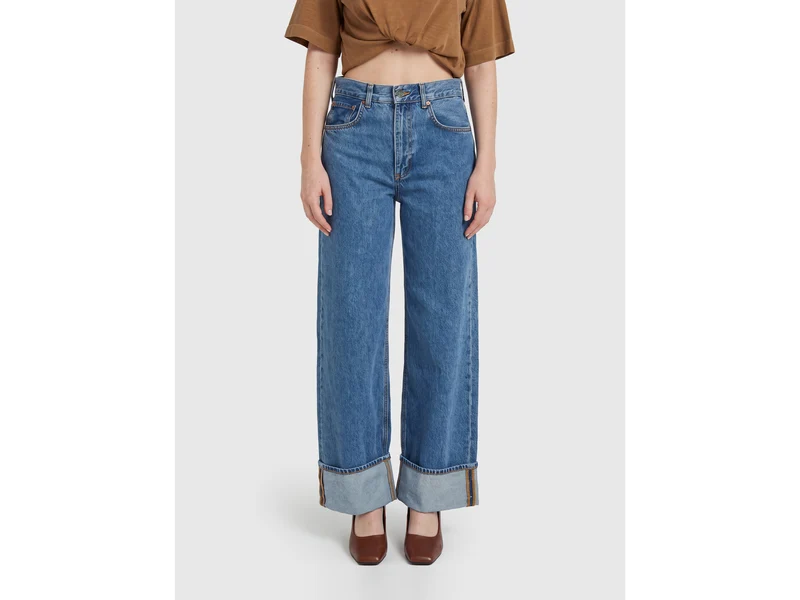 Hellblaue, verkürzte Jeans mit Umschlag