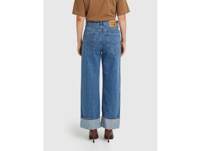 Hellblaue, verkürzte Jeans mit Umschlag