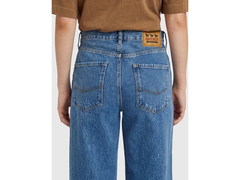 Hellblaue, verkürzte Jeans mit Umschlag