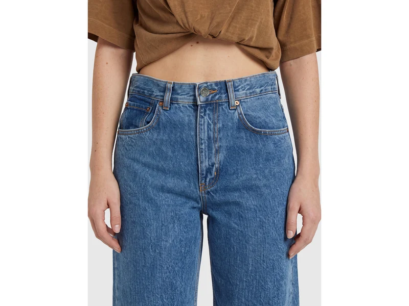 Hellblaue, verkürzte Jeans mit Umschlag