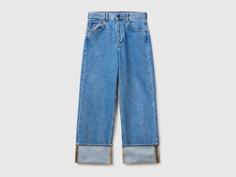 Hellblaue, verkürzte Jeans mit Umschlag