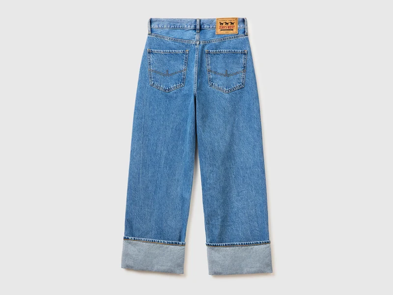Hellblaue, verkürzte Jeans mit Umschlag