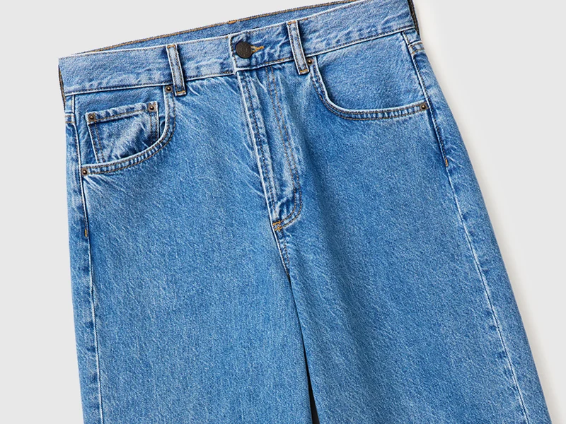 Hellblaue, verkürzte Jeans mit Umschlag