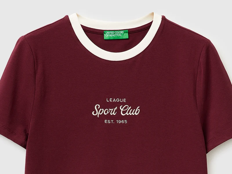 T-Shirt mit gesticktem Wappen