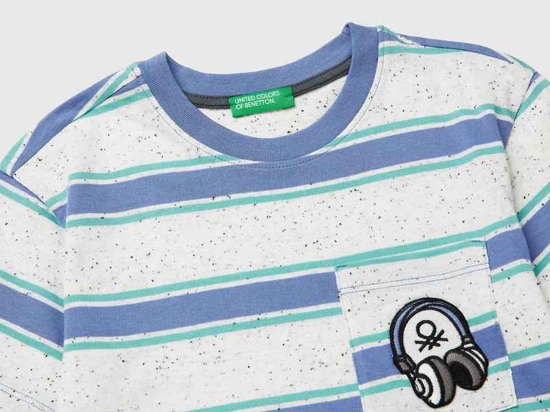 Gestreiftes T-Shirt mit Aufnäher