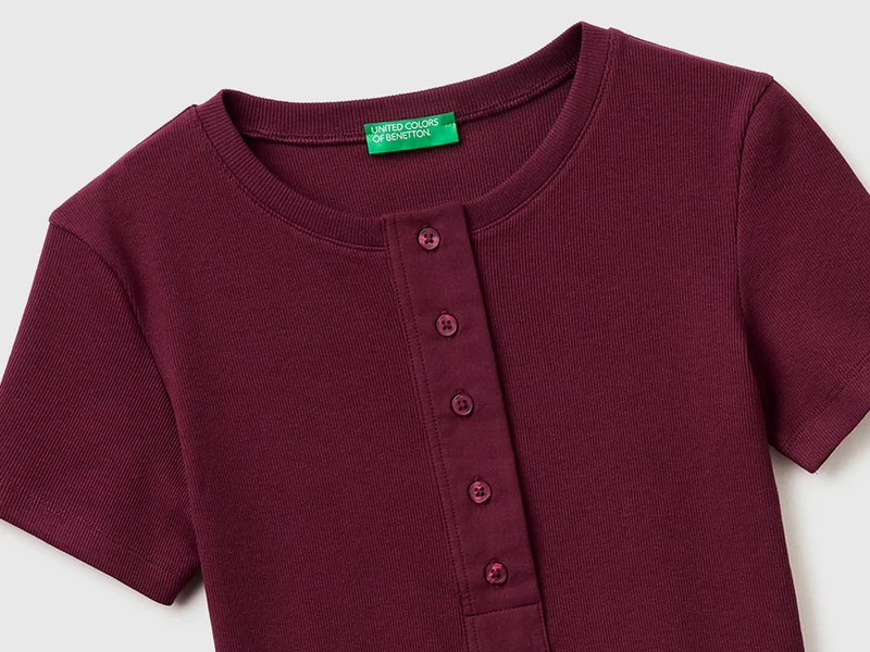 Geripptes Henley-T-Shirt
