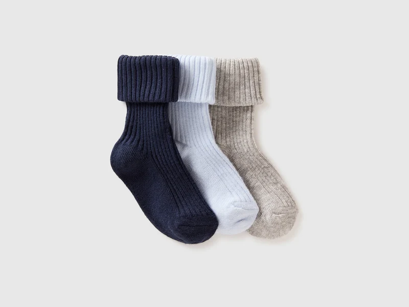 Drei Paar gerippte Socken