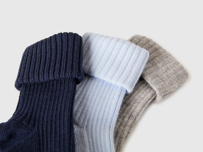 Drei Paar gerippte Socken