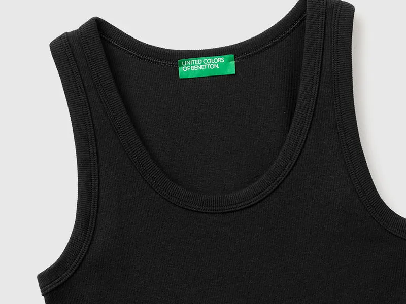 Geripptes Tanktop mit weitem Halsausschnitt