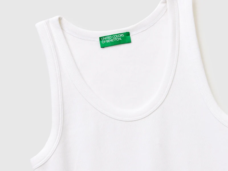 Geripptes Tanktop mit weitem Halsausschnitt