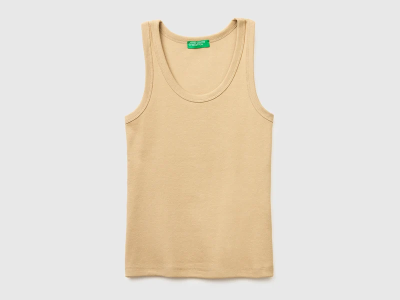 Geripptes Tanktop mit weitem Halsausschnitt