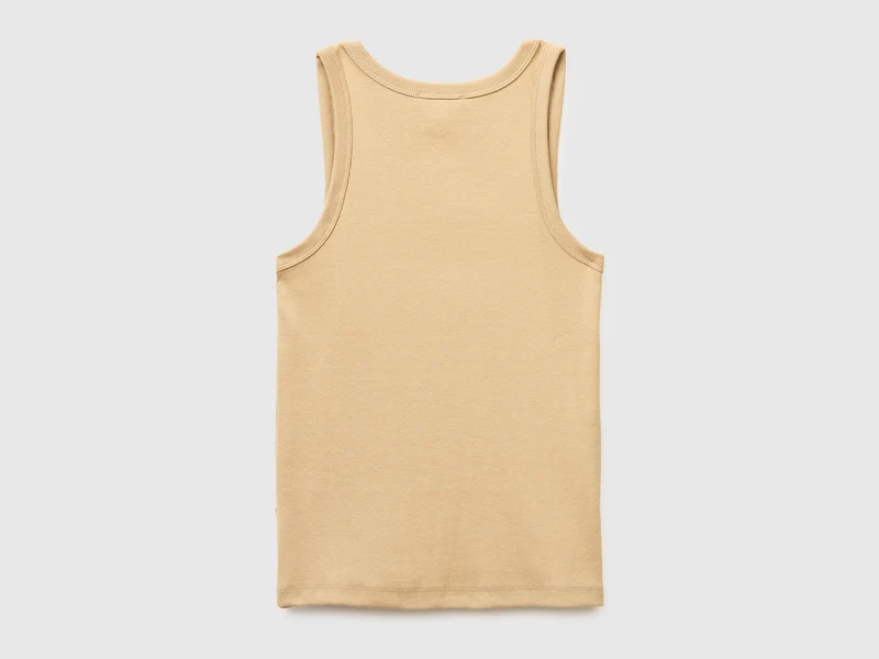 Geripptes Tanktop mit weitem Halsausschnitt